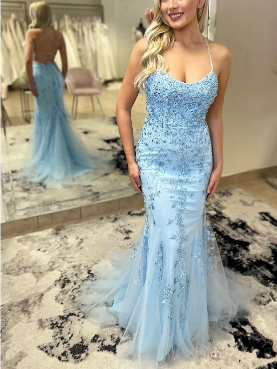 Vestido de fiesta de corte trompeta con escote redondo, cordones y apliques